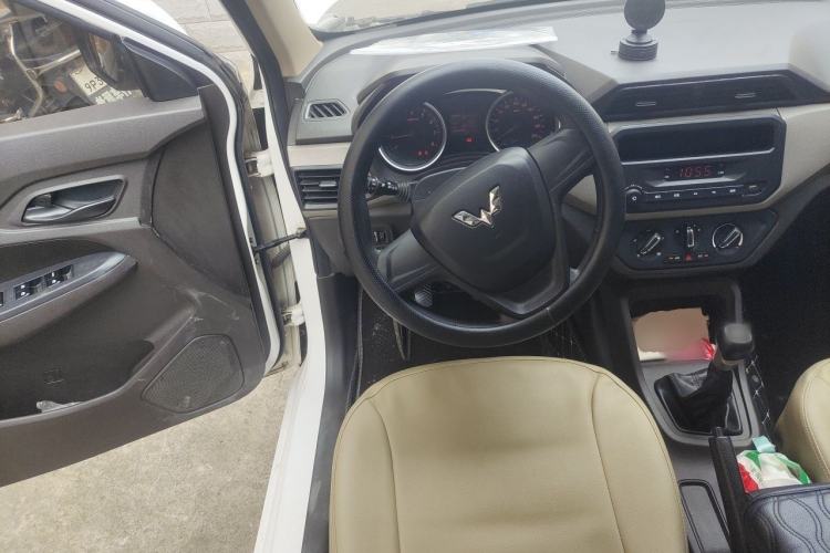 Used Wuling Hongguang 2018 1.5L S Standard Version L2B Steering Wheel