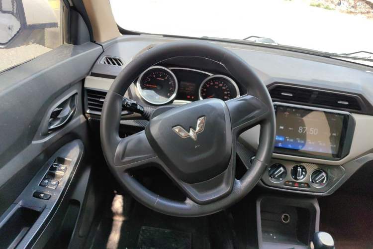 Used Wuling Hongguang 2018 1.5L S Standard Version L2B Steering Wheel