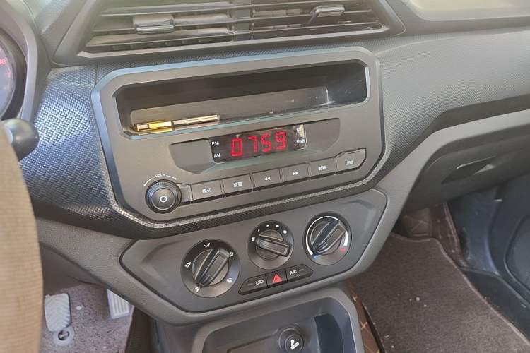 Used Wuling Hongguang 2019 1.5L S Basic Version China VI Standard LAR Audio And AC Panel