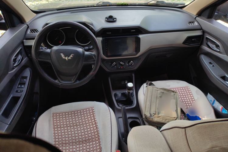 Used Wuling Hongguang 2019 1.5L S Standard Version China VI LAR Center Console