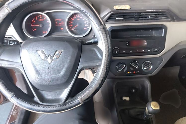 Used Wuling Hongguang 2019 1.5L S Standard Version China VI LAR Center Console