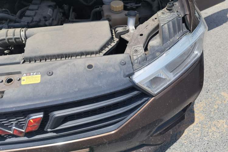 Used Wuling Hongguang 2019 1.5L S Basic Version China VI Standard LAR Engine Bay Left