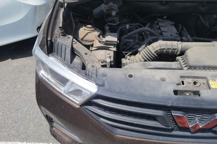 Used Wuling Hongguang 2019 1.5L S Basic Version China VI Standard LAR Engine Bay Right