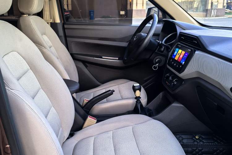 Used Wuling Hongguang 2019 1.5L S Standard Version China VI LAR Interior 6