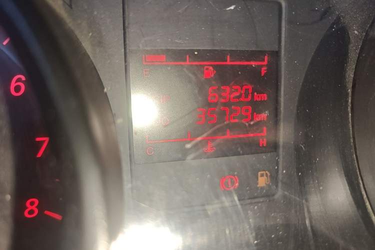 Used Wuling Hongguang 2019 1.5L S Basic Version China VI Standard LAR Odometer Close Up