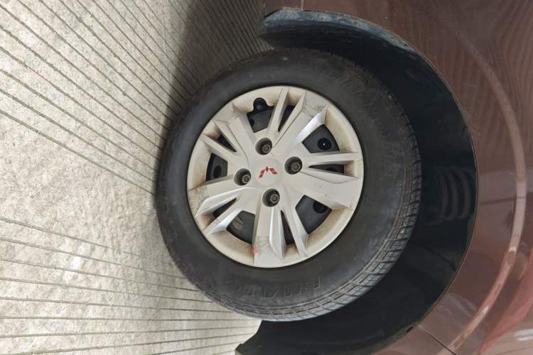 Used Wuling Hongguang 2019 1.5L S Basic Version China VI Standard LAR Right Front Wheel Hub