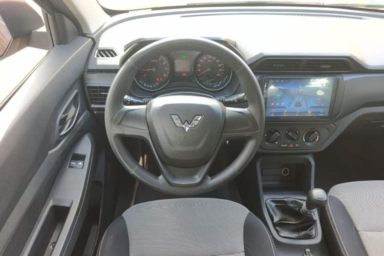Used Wuling Hongguang 2019 1.5L S Basic Version China VI Standard LAR Steering Wheel