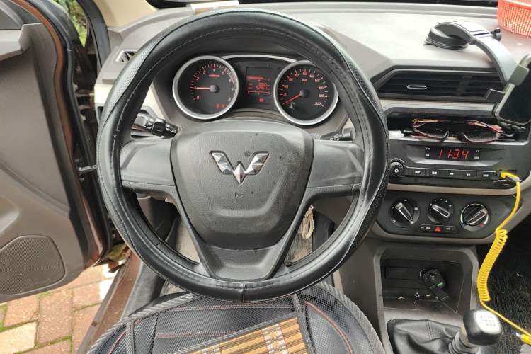 Used Wuling Hongguang 2019 1.5L S Standard Version China VI LAR Steering Wheel