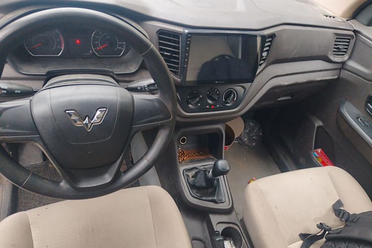 Used Wuling Hongguang 2019 1.5L S Basic Window-Sealed Vehicle China VI LAR Center Console
