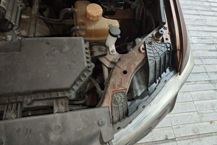 Used Wuling Hongguang 2019 1.5L S Basic Version China VI Standard LAR Engine Bay Left