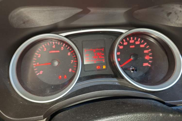Used Wuling Hongguang 2019 1.5L S Standard Version China VI LAR Odometer Close Up