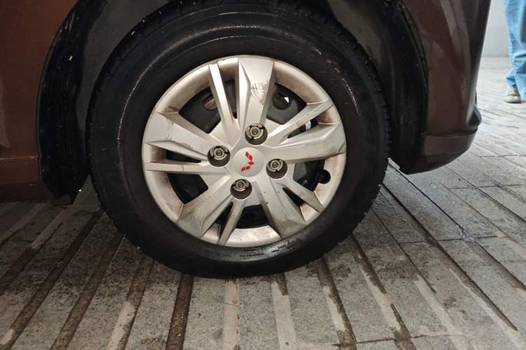 Used Wuling Hongguang 2019 1.5L S Basic Version China VI Standard LAR Right Front Wheel Hub