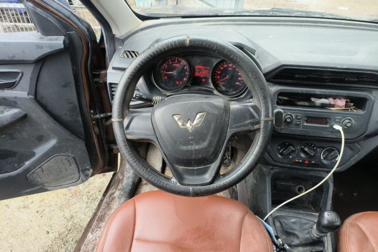 Used Wuling Hongguang 2019 1.5L S Basic Version China VI Standard LAR Steering Wheel