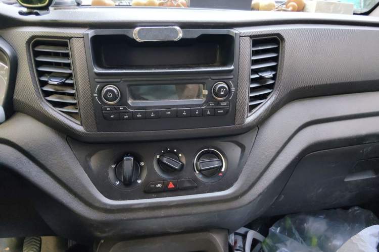 Used Wuling Hongguang 2019 1.5L S Basic Window-Sealed Vehicle China VI LAR Audio And AC Panel
