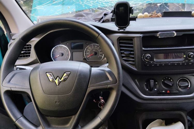 Used Wuling Hongguang 2019 1.5L S Basic Window-Sealed Vehicle China VI LAR Center Console
