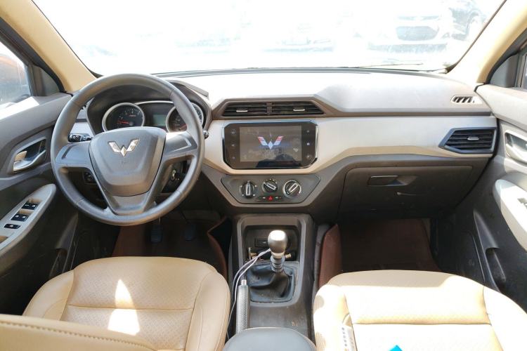 Used Wuling Hongguang 2019 1.5L S Comfort Edition China VI LAR Center Console