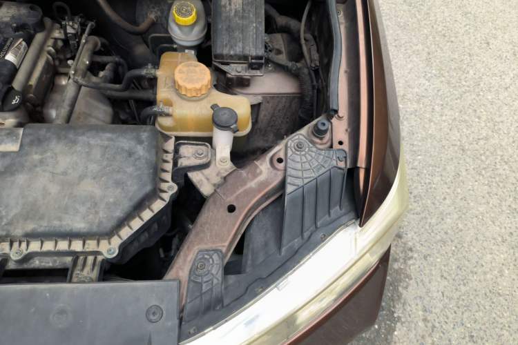 Used Wuling Hongguang 2019 1.5L S Basic Version China VI Standard LAR Engine Bay Left