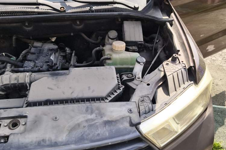 Used Wuling Hongguang 2019 1.5L S Basic Version China VI Standard LAR Engine Bay Left