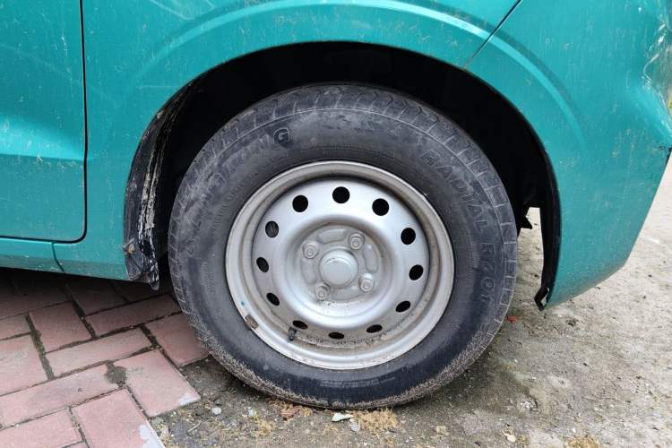 Used Wuling Hongguang 2019 1.5L S Basic Window-Sealed Vehicle China VI LAR Right Front Wheel Hub
