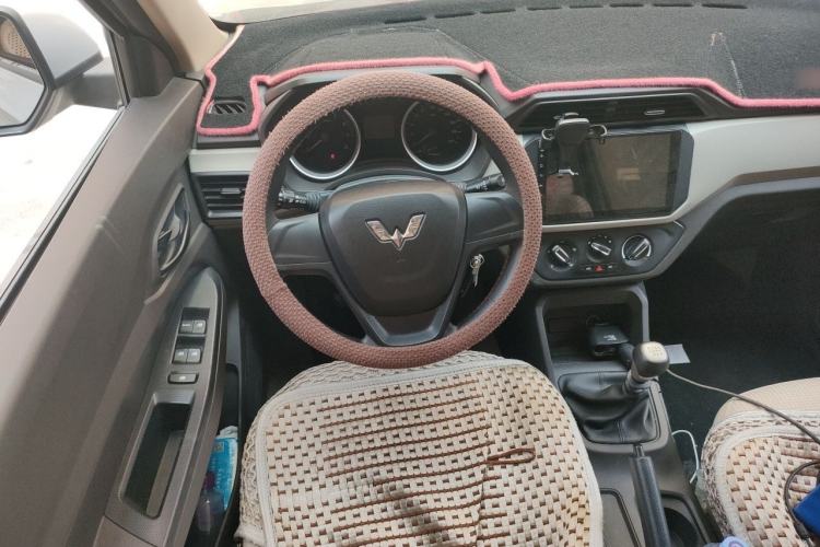 Used Wuling Hongguang 2019 1.5L S Standard Version China VI LAR Steering Wheel