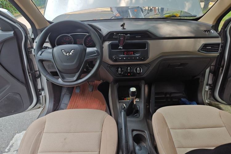 Used Wuling Hongguang 2019 1.5L S Base Version L2B Center Console