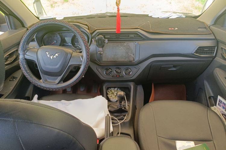 Used Wuling Hongguang 2019 1.5L S Basic Version China VI Standard LAR Center Console