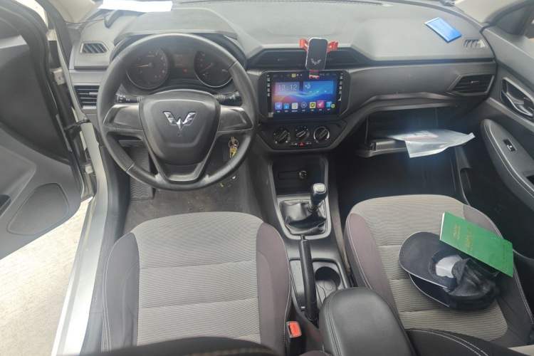 Used Wuling Hongguang 2019 1.5L S Basic Version China VI Standard LAR Center Console