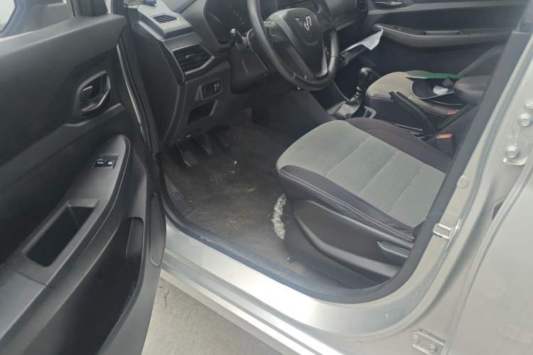 Used Wuling Hongguang 2019 1.5L S Basic Version China VI Standard LAR Driver Seat