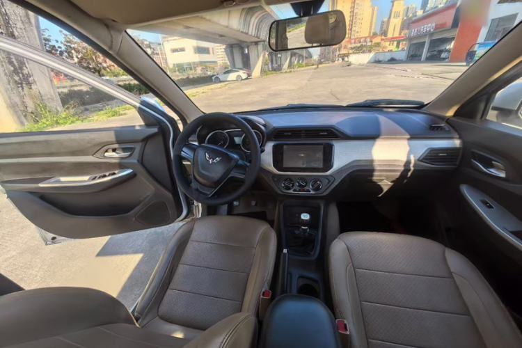 Used Wuling Hongguang 2019 1.5L S Comfort Edition China VI LAR Interior 1