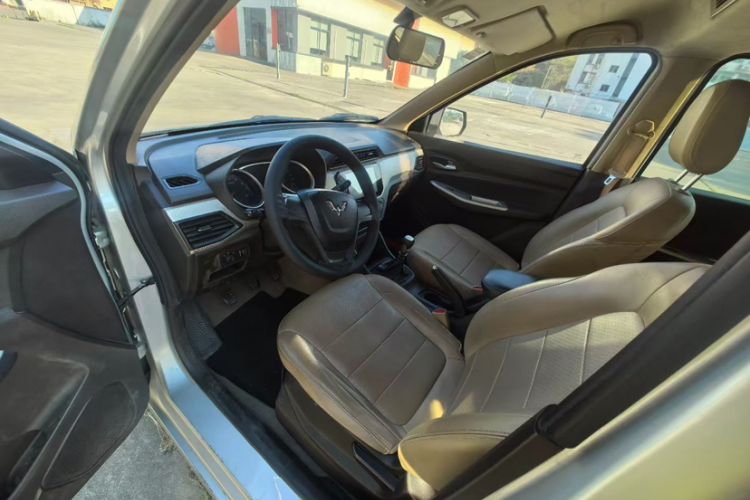 Used Wuling Hongguang 2019 1.5L S Comfort Edition China VI LAR Interior 3