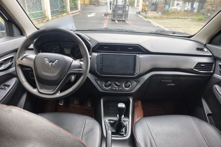 Used Wuling Hongguang 2019 1.5L S Basic Version China VI Standard LAR Interior 5