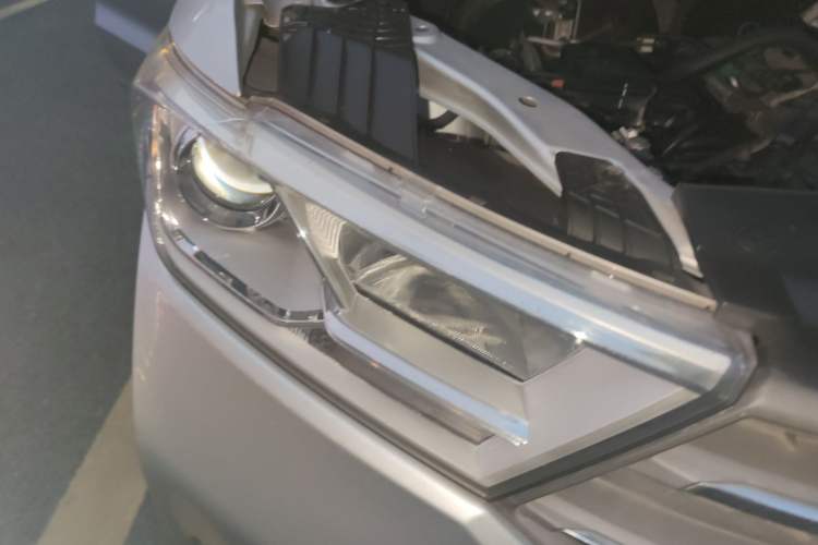 Used Wuling Hongguang 2019 1.5L S Comfort Edition China VI LAR Right Front Headlight