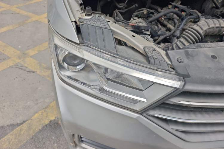 Used Wuling Hongguang 2019 1.5L S Comfort Edition China VI LAR Right Front Headlight