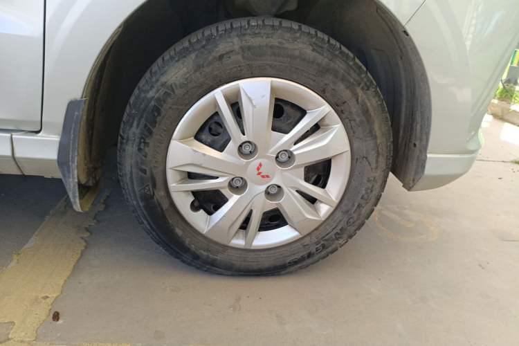 Used Wuling Hongguang 2019 1.5L S Basic Version China VI Standard LAR Right Front Wheel Hub