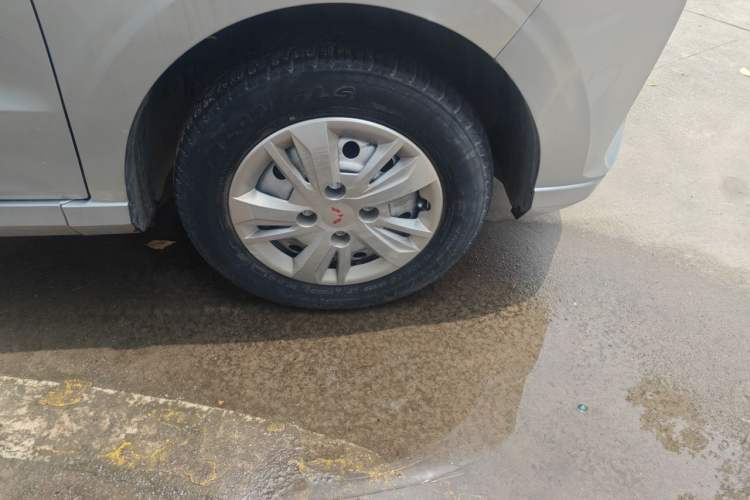 Used Wuling Hongguang 2019 1.5L S Basic Version China VI Standard LAR Right Front Wheel Hub