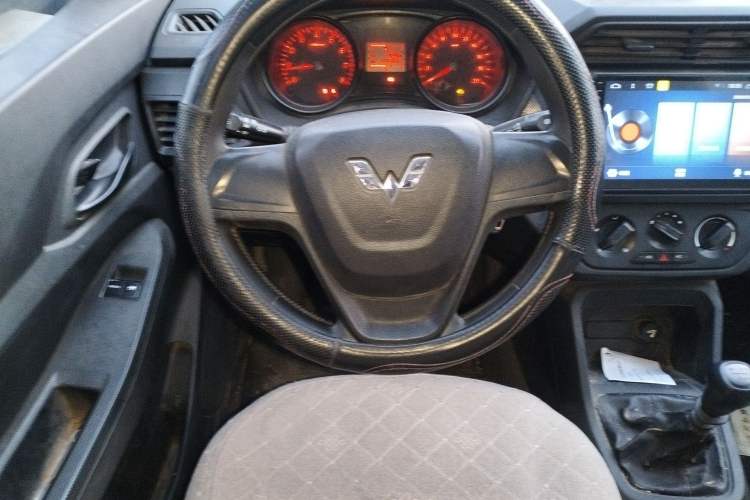 Used Wuling Hongguang 2019 1.5L S Basic Version China VI Standard LAR Steering Wheel