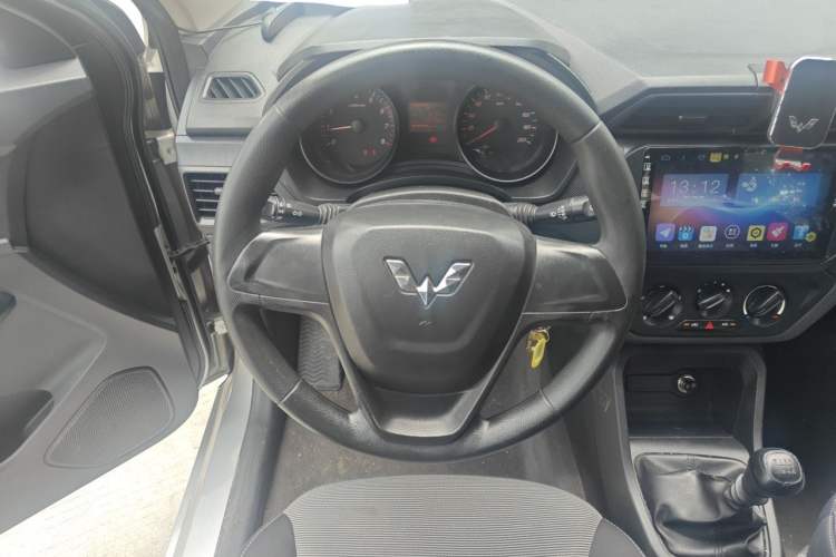 Used Wuling Hongguang 2019 1.5L S Basic Version China VI Standard LAR Steering Wheel