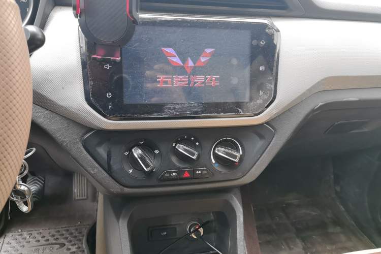 Used Wuling Hongguang 2019 1.5L S Comfort Edition China VI LAR Audio And AC Panel