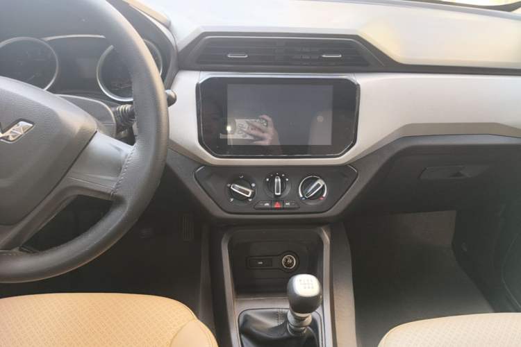Used Wuling Hongguang 2019 1.5L S Comfort Edition China VI LAR Audio And AC Panel