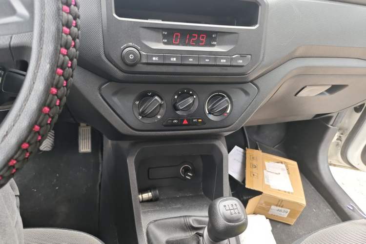 Used Wuling Hongguang 2019 1.5L S Basic Window-Sealed Vehicle China VI LAR Audio And AC Panel