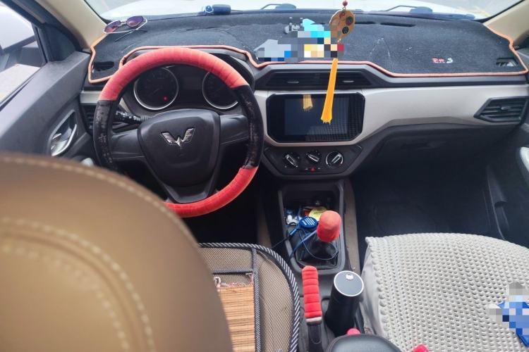 Used Wuling Hongguang 2019 1.5L S Comfort Edition China VI LAR Center Console