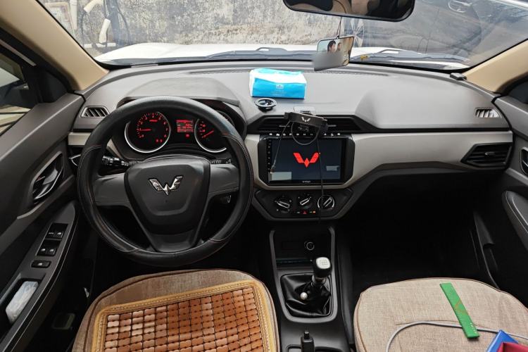 Used Wuling Hongguang 2019 1.5L S Standard Version China VI LAR Center Console