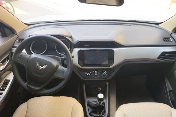 Used Wuling Hongguang 2019 1.5L S Comfort Edition China VI LAR Center Console