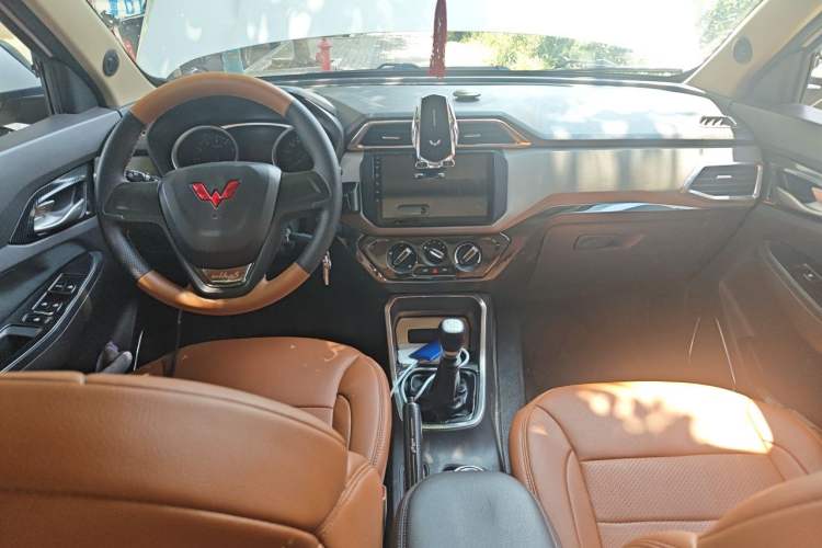 Used Wuling Hongguang 2019 1.5L S Standard Version China VI LAR Center Console