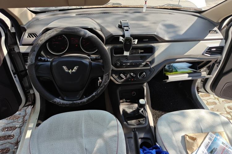 Used Wuling Hongguang 2019 1.5L S Standard Version China VI LAR Center Console