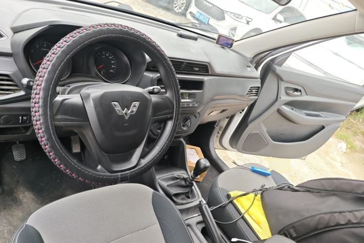 Used Wuling Hongguang 2019 1.5L S Basic Window-Sealed Vehicle China VI LAR Center Console