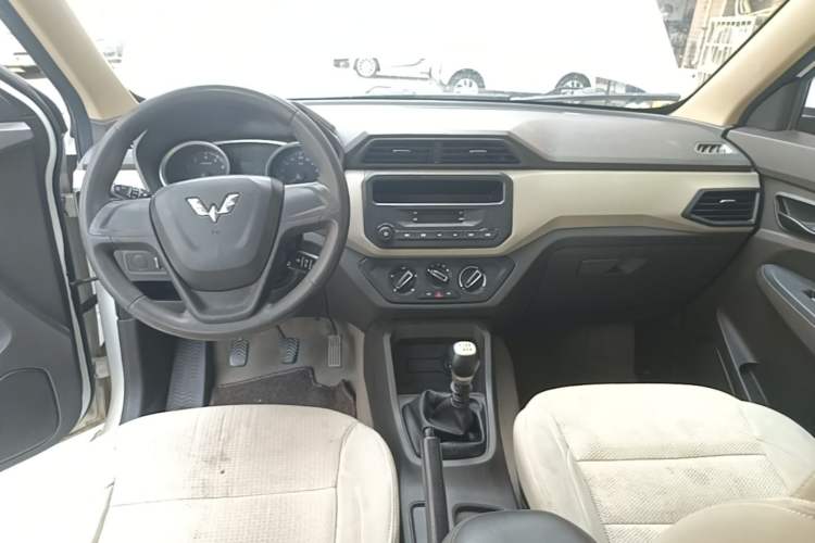 Used Wuling Hongguang 2019 1.5L S Standard Version China VI LAR Center Console