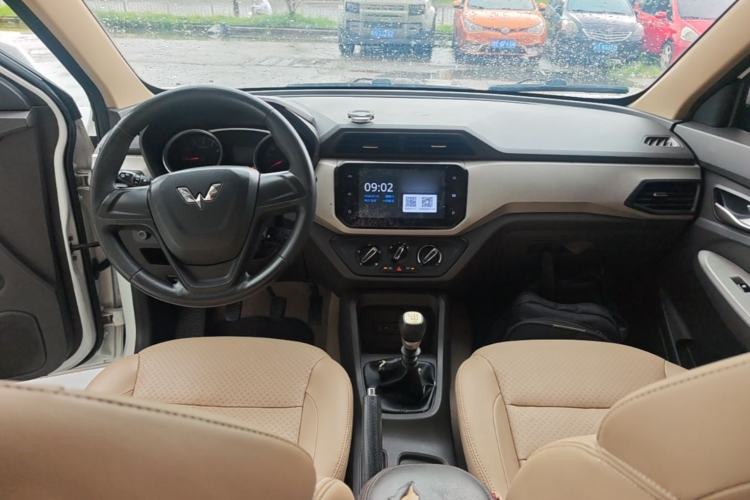 Used Wuling Hongguang 2019 1.5L S Comfort Edition China VI LAR Center Console