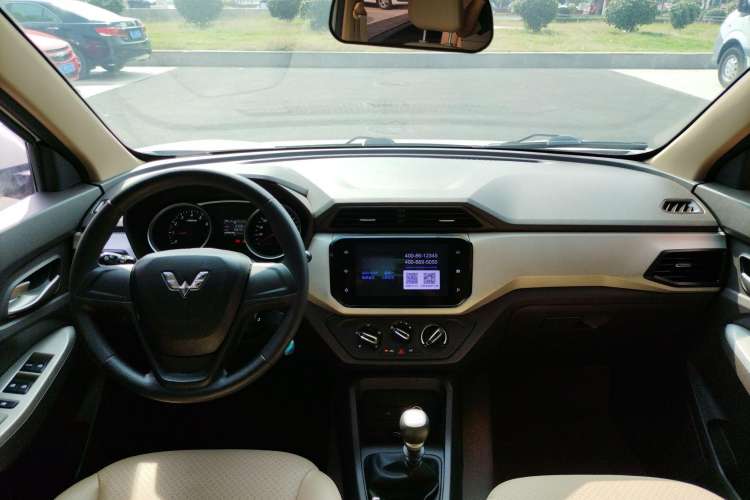 Used Wuling Hongguang 2019 1.5L S Comfort Edition China VI LAR Center Console
