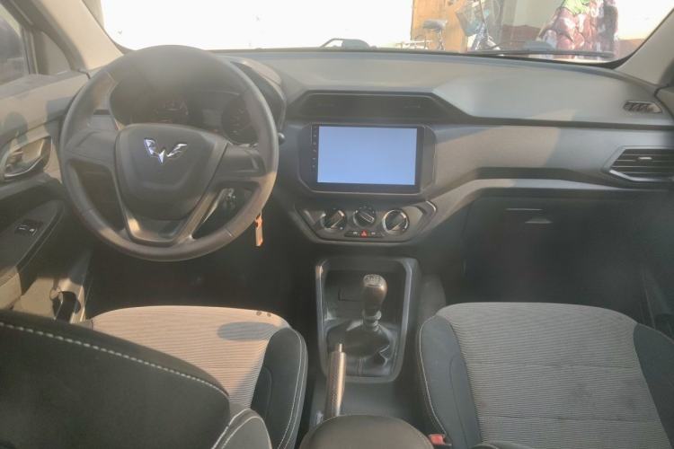 Used Wuling Hongguang 2019 1.5L S Basic Window-Sealed Vehicle China VI LAR Center Console